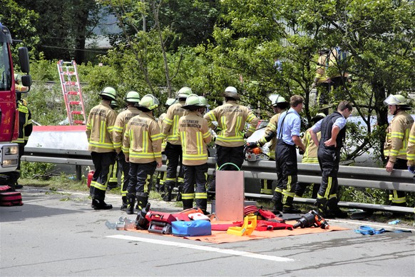 ABD0056_20220603 - GARMISCH-PARTENKIRCHEN - DEUTSCHLAND: 03.06.2022, Bayern, Garmisch-Partenkirchen: Zahlreiche Einsatz- und Rettungskr�fte sind nach einem schweren Zugungl�ck im Einsatz. Mindestens d ...