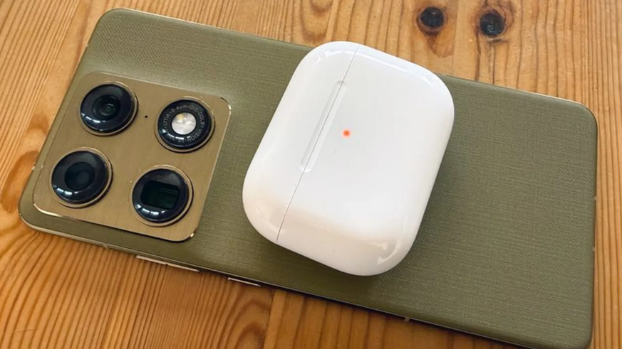 Kann auch zurückladen: Mit dem Signature kann man seine Kopfhörer drahtlos wieder aufladen, wenn gerade kein Ladegerät zur Hand ist.