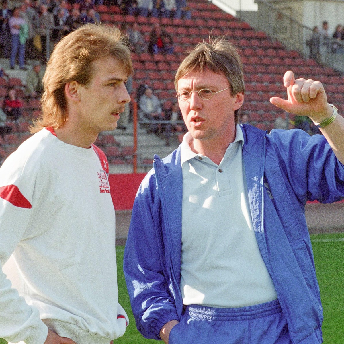 Aus 2. BL in der Saison 19891990 Eintracht Braunschweig (Gelb) gegen Rot-Wei