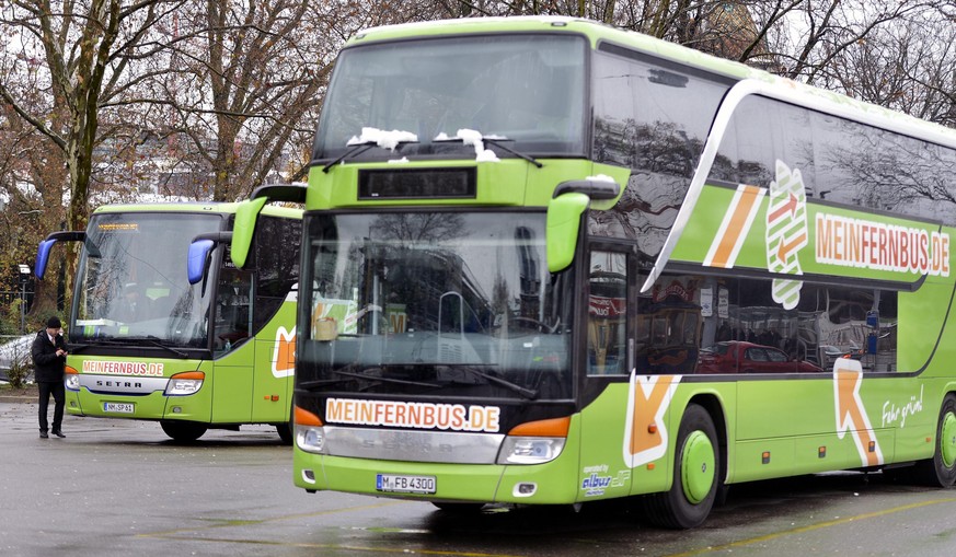 Reisecars des Billiganbieters MeinFernbus hinter dem Zürcher Hauptbahnhof.