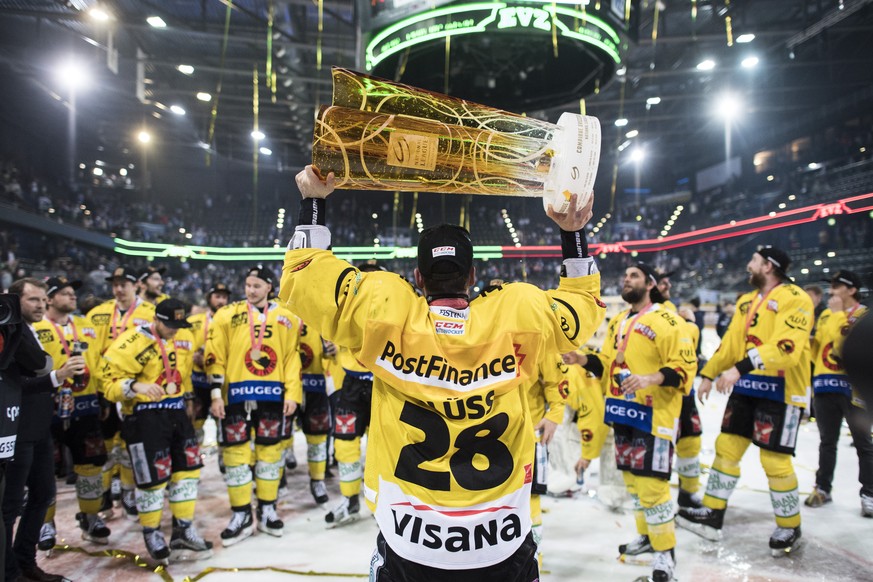 Der Berner Captain Martin Pluess stemmt den Meisterpokal und feiert mit seiner Mannschaft als Eishockey Schweizermeister nach dem sechsten Eishockey Playoff-Finalspiel der National League A zwischen d ...