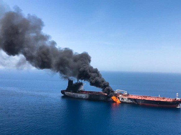 Der brennende norwegische Öltanker &quot;Front Altair&quot; soll abgeschleppt werden. (Archivbild)