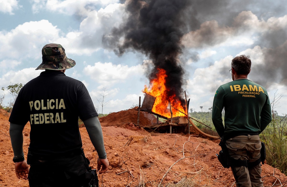 epa07806058 Environment agents and Federal Police destroy machinery used for illegal mining on the bank of river Xingu, 70km from Altamira town in the Amazon, Brazil, 31 August 2019. As the Amazon con ...
