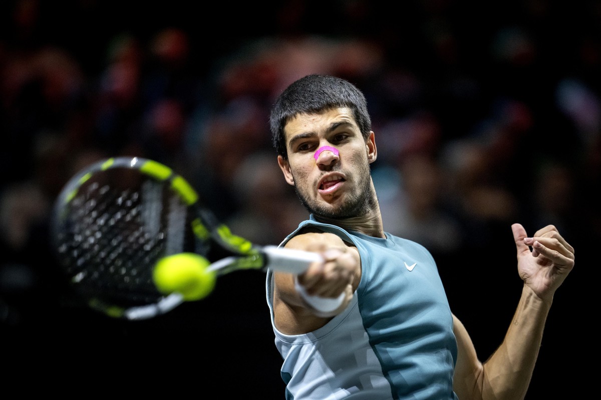 epaselect epa11884609 Carlos Alcaraz of Spain in action during his finals match against Alex de Minaur of Australia at the Rotterdam Open tennis tournament in Rotterdam, Netherlands, 09 February 2025. ...