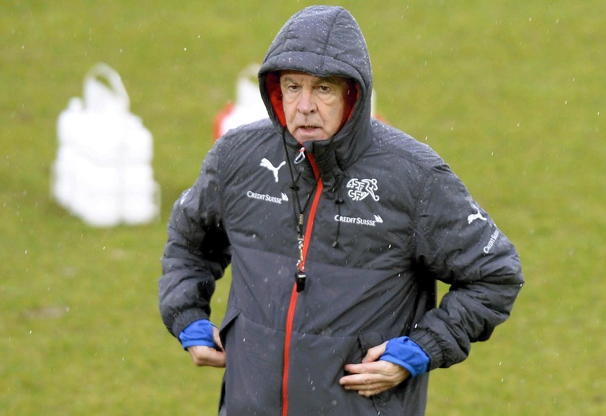 Nationalcoach Ottmar Hitzfeld beim Training mit der Schweizer Fussball Nationalmannschaft in der AFG Arena in St. Gallen am Dienstag, 4. Maerz 2014. (KEYSTONE/Walter Bieri)