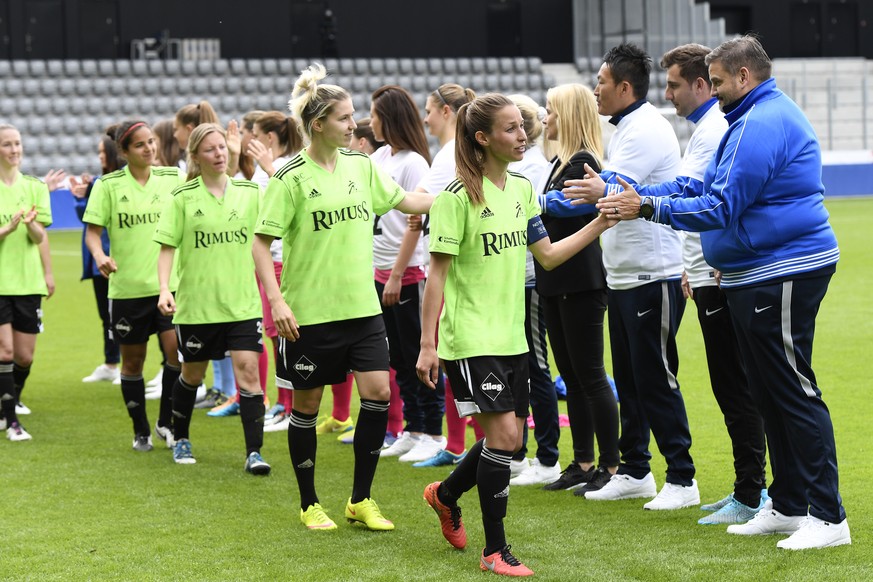 16.05.2016; Biel; Fussball Frauen Schweizer Cup - FC Neunkirch - FC Zuerich;
Alyssa Lagonia (Neunkirch) und Mitspielerinnen gratulieren den Zuercherinnen
 (Urs Lindt/freshfocus)