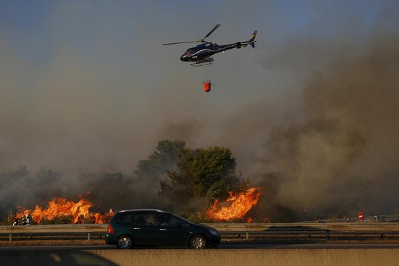 Ein Helikopter bekämpft das Feuer nördlich von Marseille.