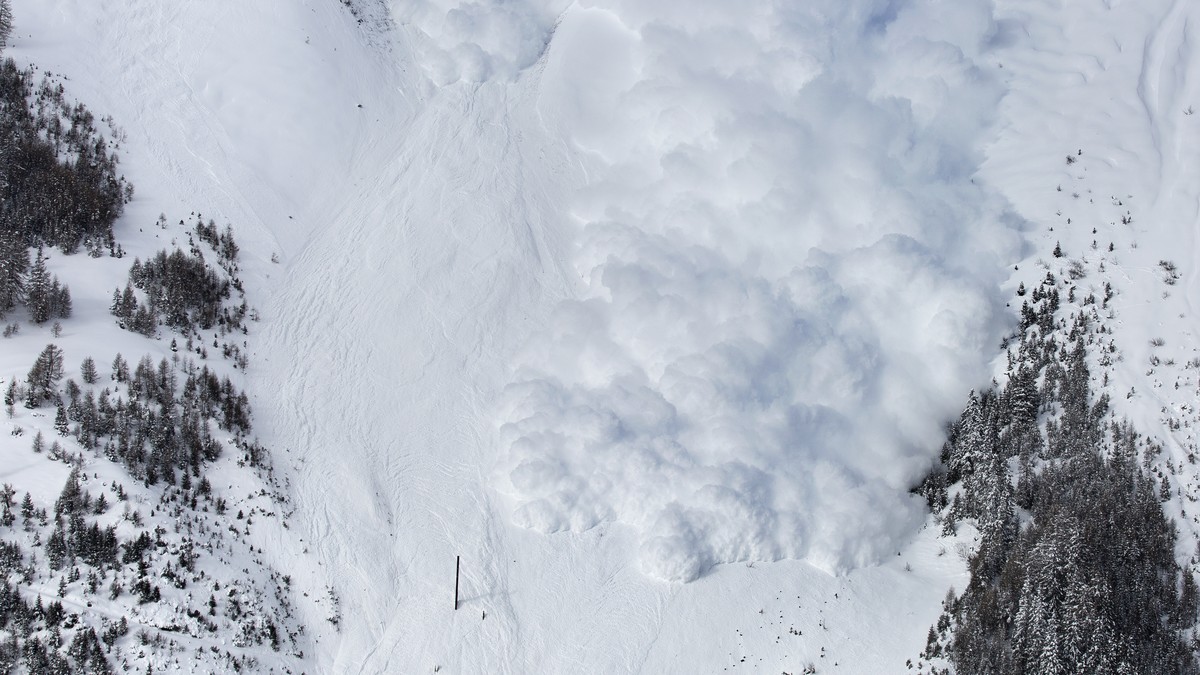 ARCHIVBILD ZUR LAWINENBILANZ DES WINTERS 2017/18 DES INSTITUTS FUER SCHNEE- UND LAWINENFORSCHUNG, AM DONNERSTAG, 3. MAI 2018 - The blasting composition explodes and sets off an avalanche for test purp ...