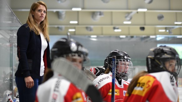 Florence Schelling, ehemalige Schweizer Eishockey-Nationaltorhueterin, in ihrer neuen Funktion als Assistant Coach beim Spiel der Schweizer Damen U18 Eishockey Nationalmannschaft gegen Russland, aufge ...