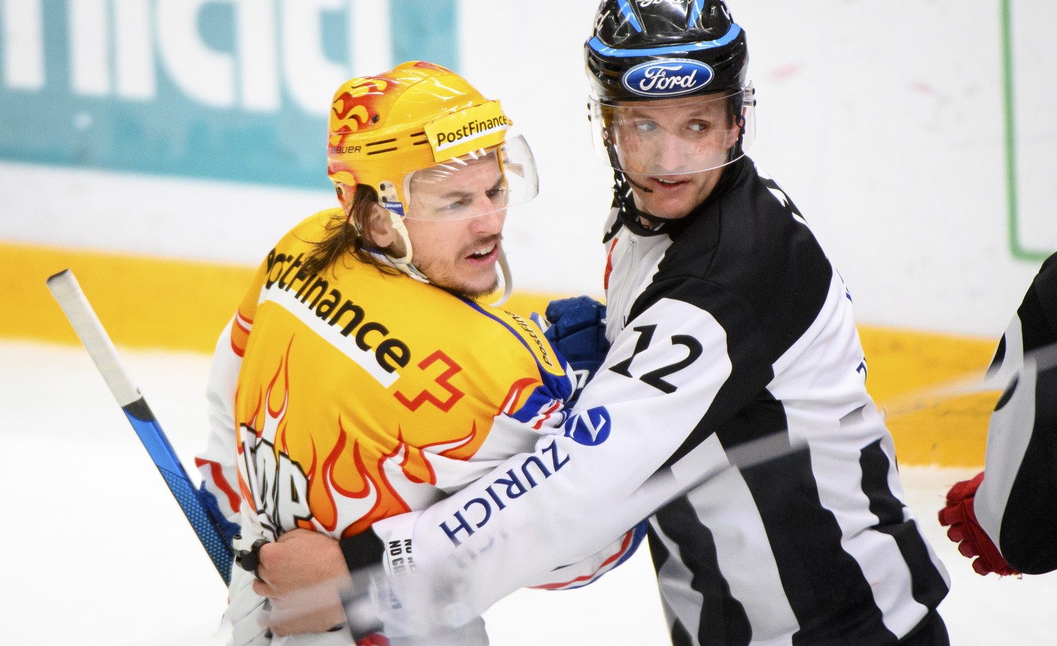 Le top Scorer PostFinance zuerichois Sven Andrighetto, gauche, est expulse par le juge de ligne Zach Steenstra, droite, lors du 5eme match de quart de finale playoff du championnat suisse de hockey su ...