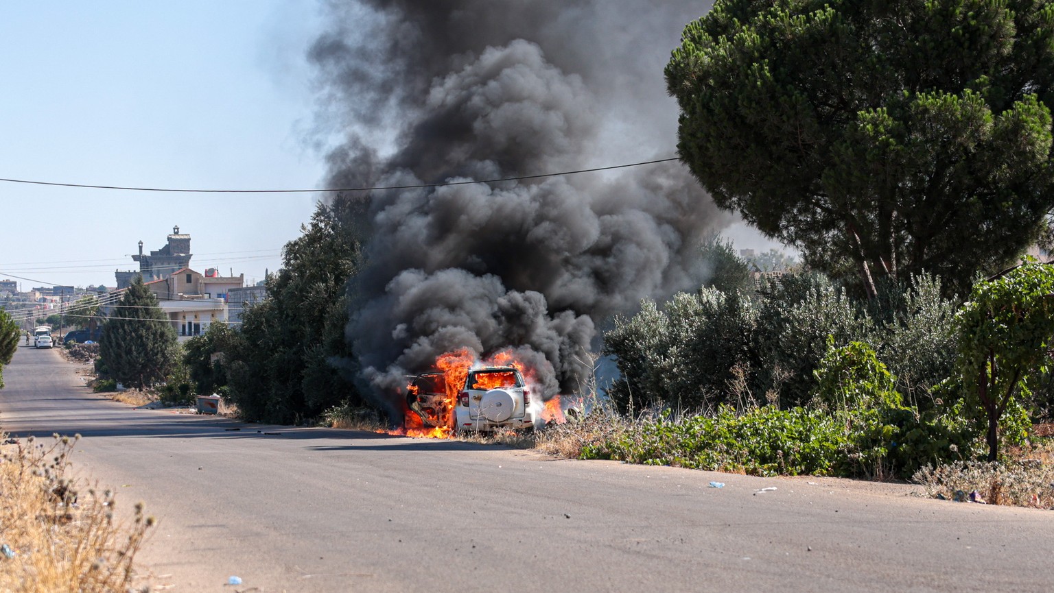 epa12240586 A vehicle ablaze amid ongoing clashes in the southern city of Sweida, 16 July 2025. Damascus deployed troops in the predominantly Druze province of Sweida after clashes between Druze fight ...