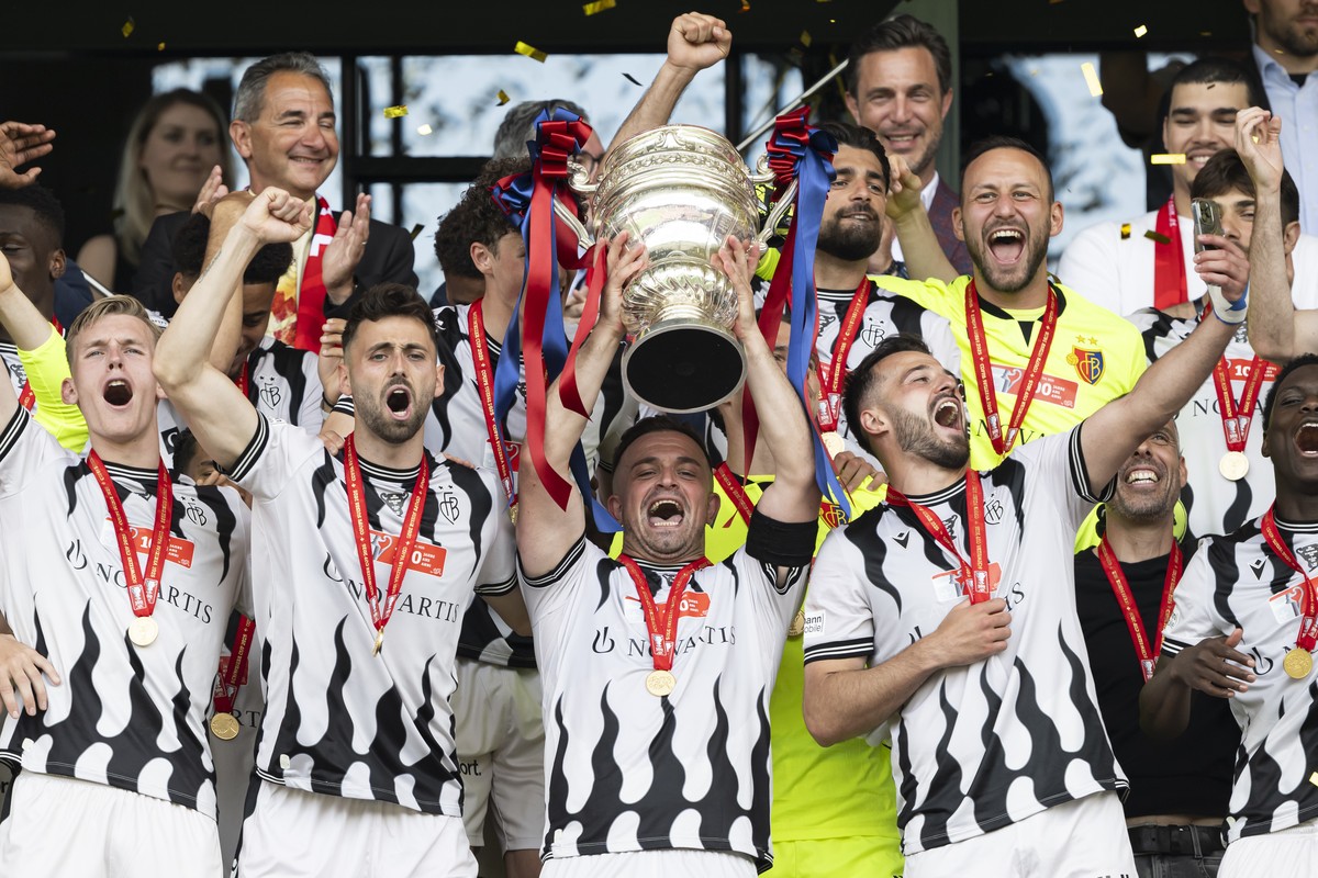 Xherdan Shaqiri (FCB), Mitte, stemmt mit den Pokal des Fussball Cupsiegers neben seinem Teamkollegen, beim 100. Schweizer Fussball Cup Final zwischen dem FC Biel-Bienne und FC Basel, am Sonntag, 1. Ju ...