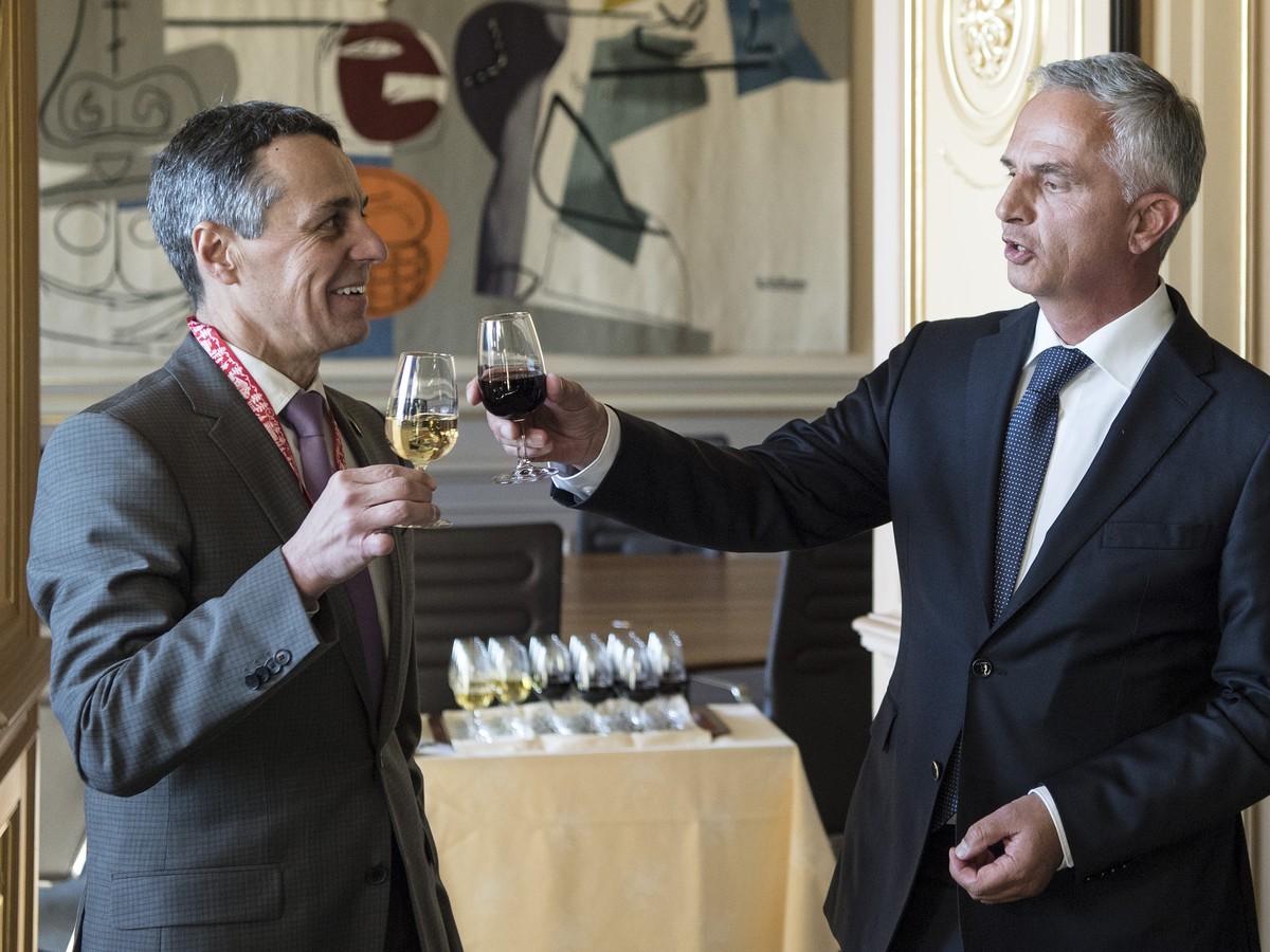 Bundesrat Didier Burkhalter, rechts, und sein Nachfolger Ignazio Cassis stossen mit einem Glas Wein an, bei der Schluesseluebergabe des Departementes des EDA, am Dienstag, 31. Oktober 2017, in Bern. ( ...