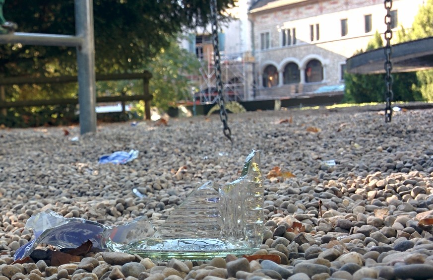 Glasscherben im Kies am Spielplatz Platzspitz (22.08.2015).