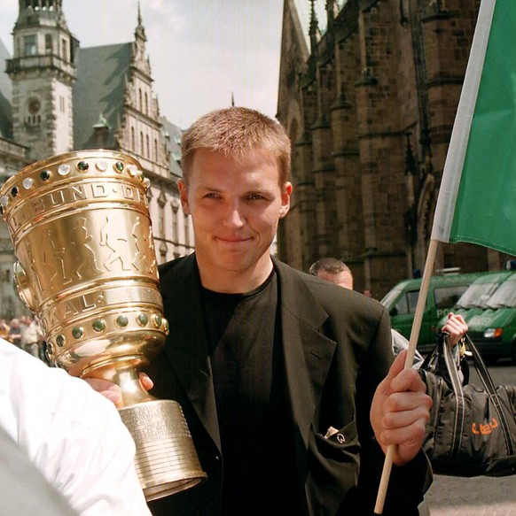 Bildnummer: 00939733 Datum: 13.06.1999 Copyright: imago/Schumann
Torwart Frank Rost (Bremen) mit dem DFB-Pokal auf dem Bremer Marktplatz; Vneg, hoch, Torhüter, Keeper, Kleidung, Outfit, Deutscher Poka ...