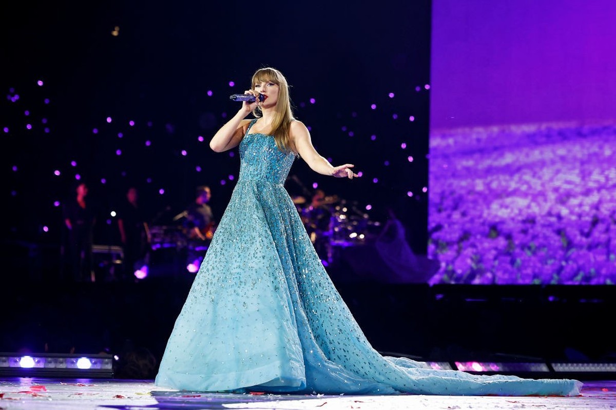 TORONTO, ONTARIO - NOVEMBER 14: EDITORIAL USE ONLY. NO STANDALONE PUBLICATION USE (NO SPECIAL INTEREST OR SINGLE ARTIST PUBLICATION USE; NO BOOK USE). Taylor Swift performs onstage during "Taylor ...