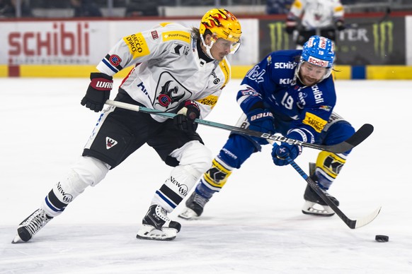 PostFinance Top Scorer Marcus Soerensen (HCFG) (links) kaempft um den Puck mit Steve Kellenberger (EHCK) (rechts) im Spiel der Eishockey National League zwischen dem EHC Kloten und Fribourg Gotteron a ...