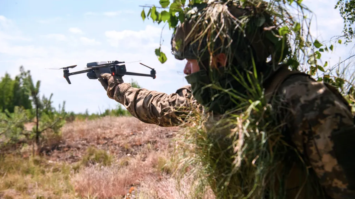 Un soldat ukrainien s'entraîne à l'utilisation d'un drone de reconnaissance : l'unité "Loup blanc" possède également des drones kamikazes, selon ses propres dires.