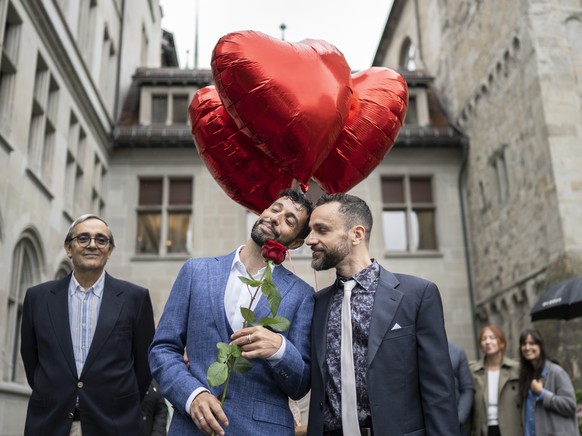 Luca Morreale, links, und Stefano Perfetti feiern ihre Umwandlung der eingetragenen Partnerschaft in eine Ehe, im Standesamt Amtshaus in Zuerich, aufgenommen am Freitag, 1. Juli 2022. Nach einem Ja zu ...