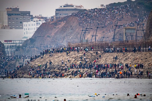 Migrants return to Morocco from the Spanish enclave of Ceuta, Friday, July 31, 2026. (AP Photo/Antonio Sempere)
APTOPIX Spain Ceuta