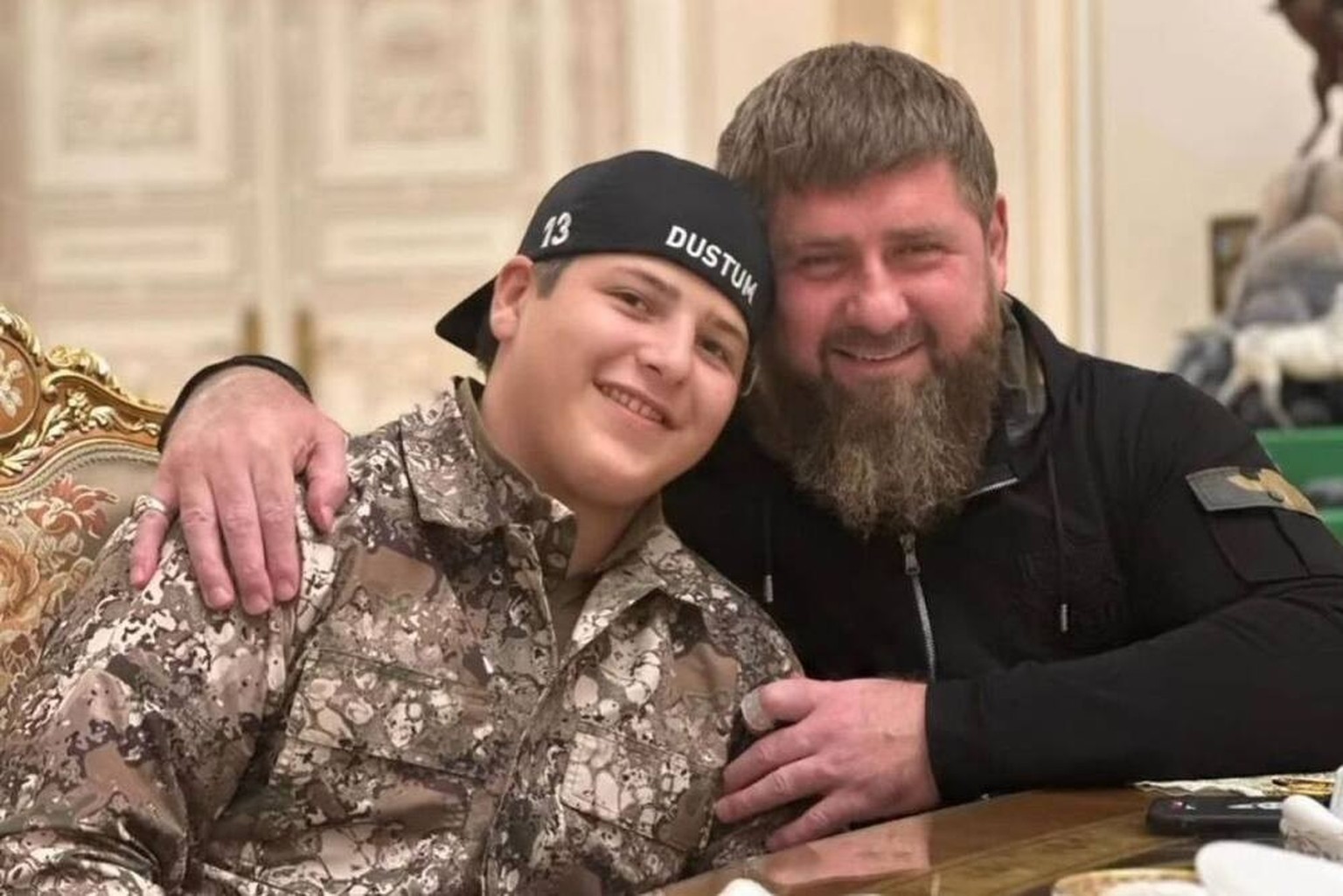 Adam Kadyrow mit seinem Vater.