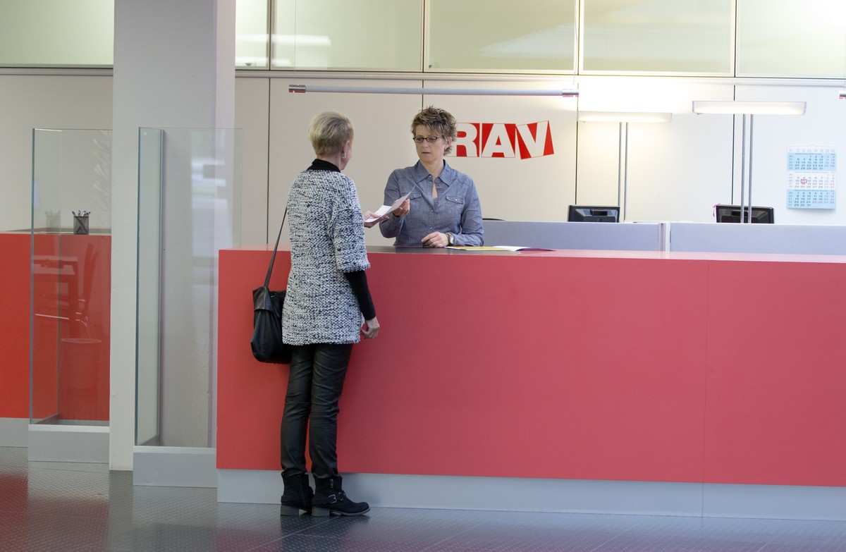 ARCHIVBILD ZUM RUECKGANG DER ARBEITSLOSIGKEIT IN DER SCHWEIZ, AM FREITAG, 7. APRIL 2017 - [Gestellte Szene] Eine Mitarbeiterin des Regionalen Arbeitsvermittlungszentrums RAV, rechts, beraet am Schalte ...