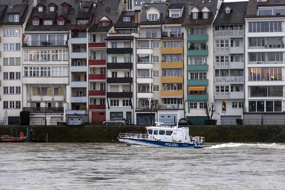 Ein Polizeiboot patroulliert auf dem Rhein in Basel am Montag, 22. Januar 2018. (KEYSTONE/Georgios Kefalas)