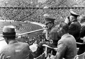 Auf der Tribüne des Berliner Olympiastadions: Göbbels, Hitler und Adolf von Tschammer und Osten. Der Sieg des Schwarzen Leichtathleten Jesse Owens brachte die Nazi-Rassenideologie in Erklärungsnot.