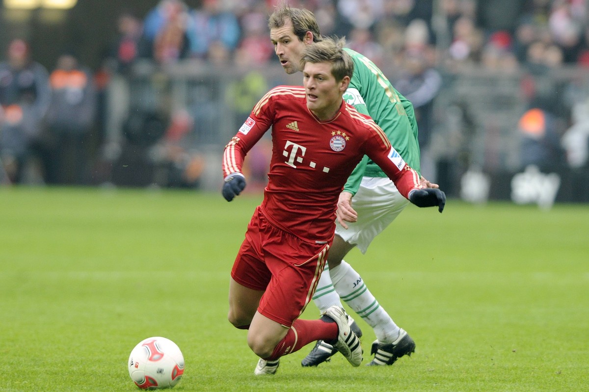 Bildnummer: 12449995 Datum: 19.01.2013 Copyright: imago/Sven Simon
Thomas KLEINE (Fuerth),Aktion,Zweikampf,Foulspiel,Foul an Toni KROOS (Bayern M�nchen). Fussball 1. Bundesliga, 18. Spieltag, FC Baye ...