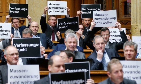 Rechtsausleger Farage hält Lobrede auf Trump – und wird dabei unbemerkt getrollt
Schildli hochhalten. Wer hats erfunden? :D