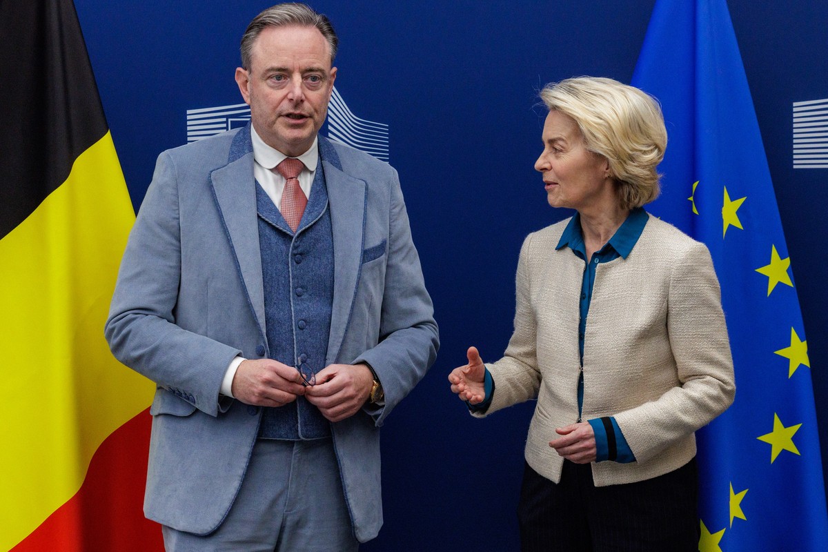 epa12525840 Belgian Prime Minister Bart De Wever (L) meets with European Commission President Ursula von der Leyen in Brussels, Belgium, 14 November 2025. The EU is increasing pressure on Belgium, the ...
