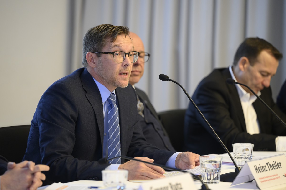 Heinz Theiler, Praesident Kantonal-Schwyzerischer Gewerbeverband, Nationalrat FDP-SZ, Fabio Regazzi, Praesident SGV, Staenderat Die Mitte-TI (links), Thomas Matter, Nationalrat, SVP-ZH, v.l. anlaessli ...