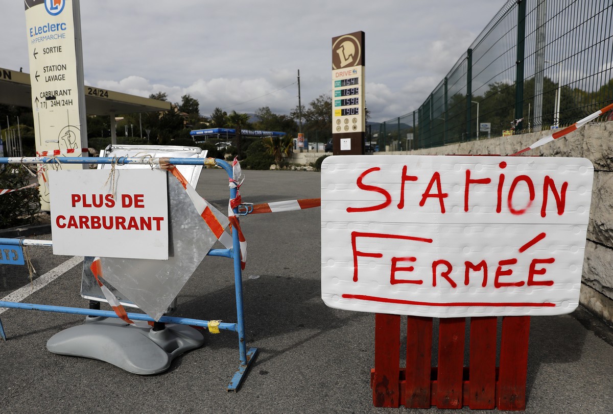 epa10234620 A sign reads 'Gas station close' in front a gas station in Nice, France, 10 October 2022. French gas stations are affected by a shortage of petrol due to strikes in refineries. E ...