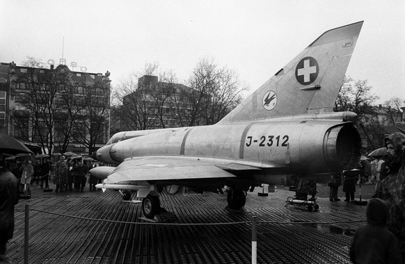 Besucher der zweitaegigen Wehrvorfuehrungen der Felddivision 6 in der Stadt Zuerich bestaunen am 16. Maerz 1979 auf der Sechselaeutewiese ein Mirage-Kampfflugzeug der Schweizer Armee. (KEYSTONE/Str)
