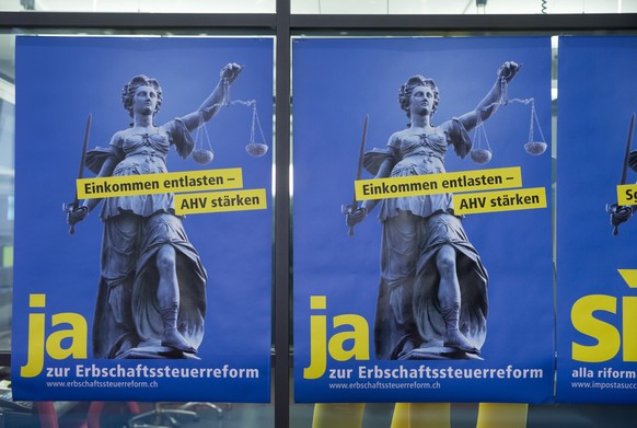 Plakate haengen im Vorraum des Konferenzsaals waehrend einer Medienkonferenz zum Kampagnenstart &quot;Ja zur Erbschaftssteuerreform&quot;, am Freitag, 17. April 2015, in Bern. (KEYSTONE/Peter Klaunzer ...