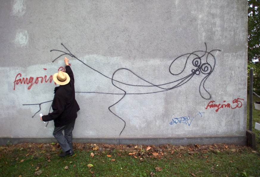 Harald Naegeli zeigte 2004, wie er vor vielen Jahren sein «Kunstwerk» an der Schönberggasse 9 in Zürich gemalt hat. Der Kanton Zuerich restauriert eine der wenigen bis heute erhaltenen Figuren des Graffiti-Künstlers.