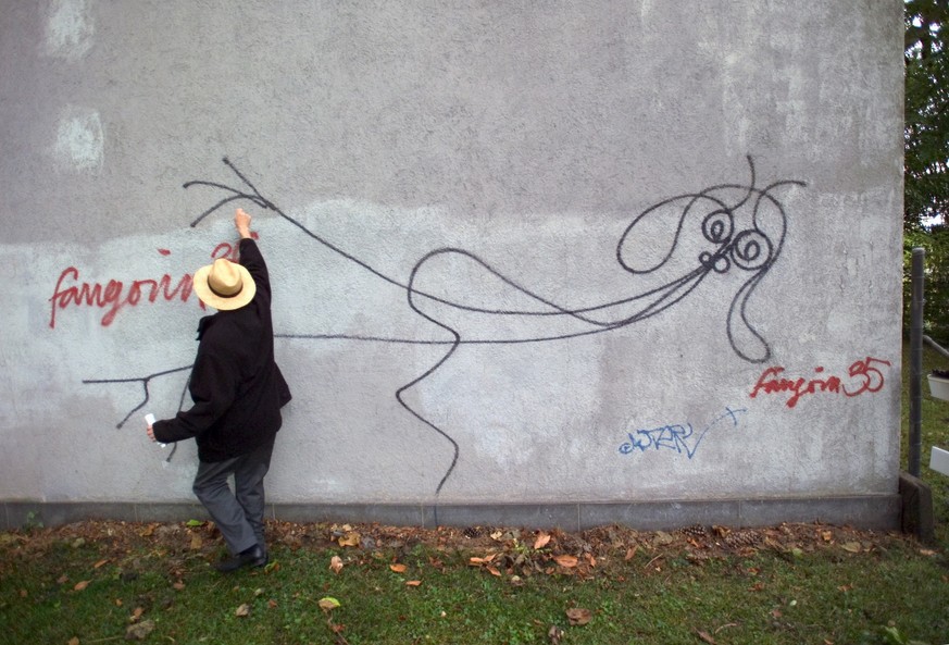 Harald Naegeli zeigte 2004, wie er vor vielen Jahren sein «Kunstwerk» an der Schönberggasse 9 in Zürich gemalt hat. Der Kanton Zuerich restauriert eine der wenigen bis heute erhaltenen Figuren des Gra ...