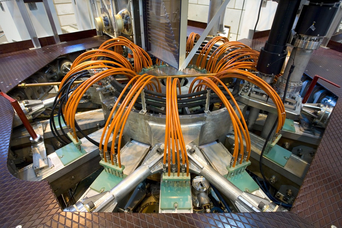 Visite et information sur la fusion nucleaire a l'EPFL (Ecole Polytechnique Federale de Lausanne) ici le haut du reacteur Tokamak, ce mercredi 8 octobre 2008 a Dorigny. (KEYSTONE/Christian Brun)