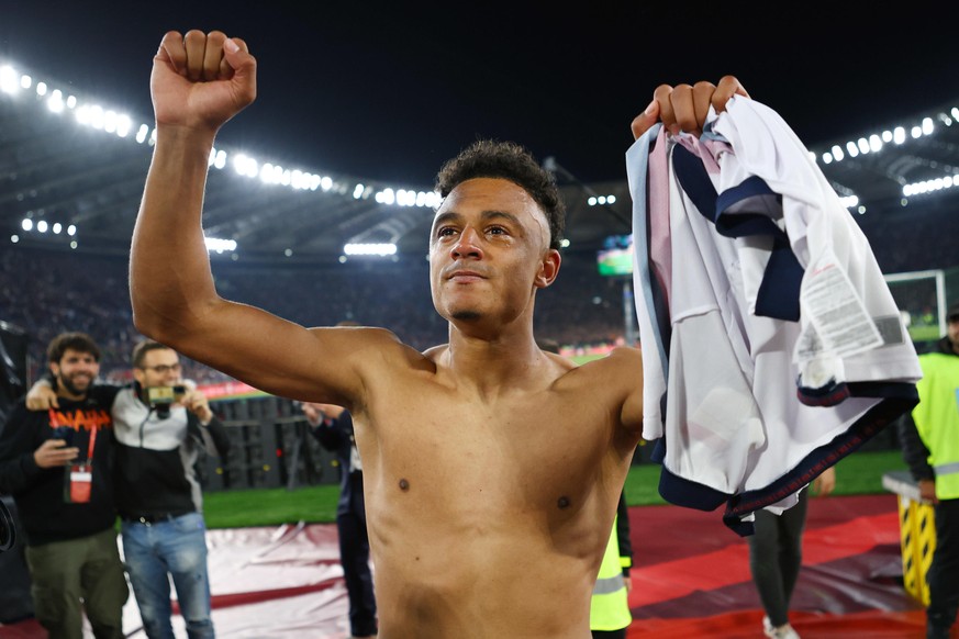 epa12101116 Dan Ndoye celebrates the victory at the end of the Italian Cup final soccer match between AC Milan and Bologna FC in Rome, Italy, 14 May 2025. EPA/FEDERICO PROIETTI