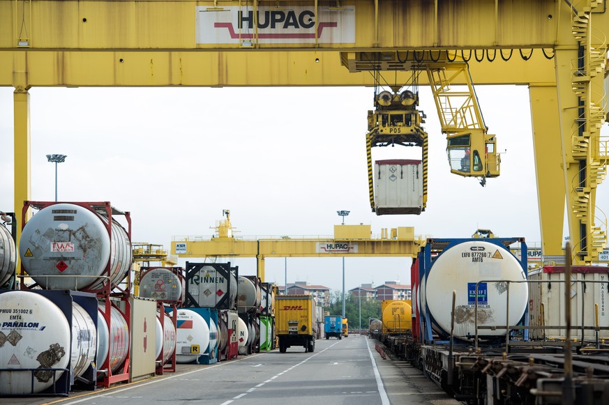 ARCHIV - ZUM AUFTAKT ZUR HOEHEREN SCHWERVERKEHRSABGABE, DIE DIE VERLAGERUNG AUF DIE SCHIENE FOERDERN SOLL, STELLEN WIR IHNEN FOLGENDES BILDMATERIAL ZUR VERFUEGUNG. - Sicht auf das Gelaende der im alpe ...