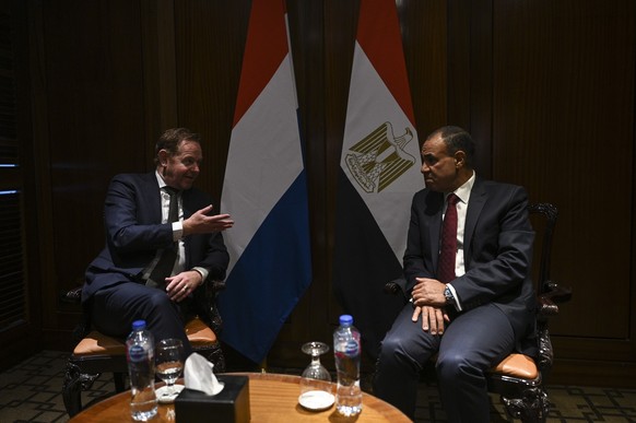 epa12436225 Egyptian Minister of Foreign Affairs Badr Abdelatty (R) meets Dutch Foreign Minister David van Weel (L) at Hilton Heliopolis hotel in Cairo, Egypt, 07 October 2025. EPA/MOHAMED HOSSAM