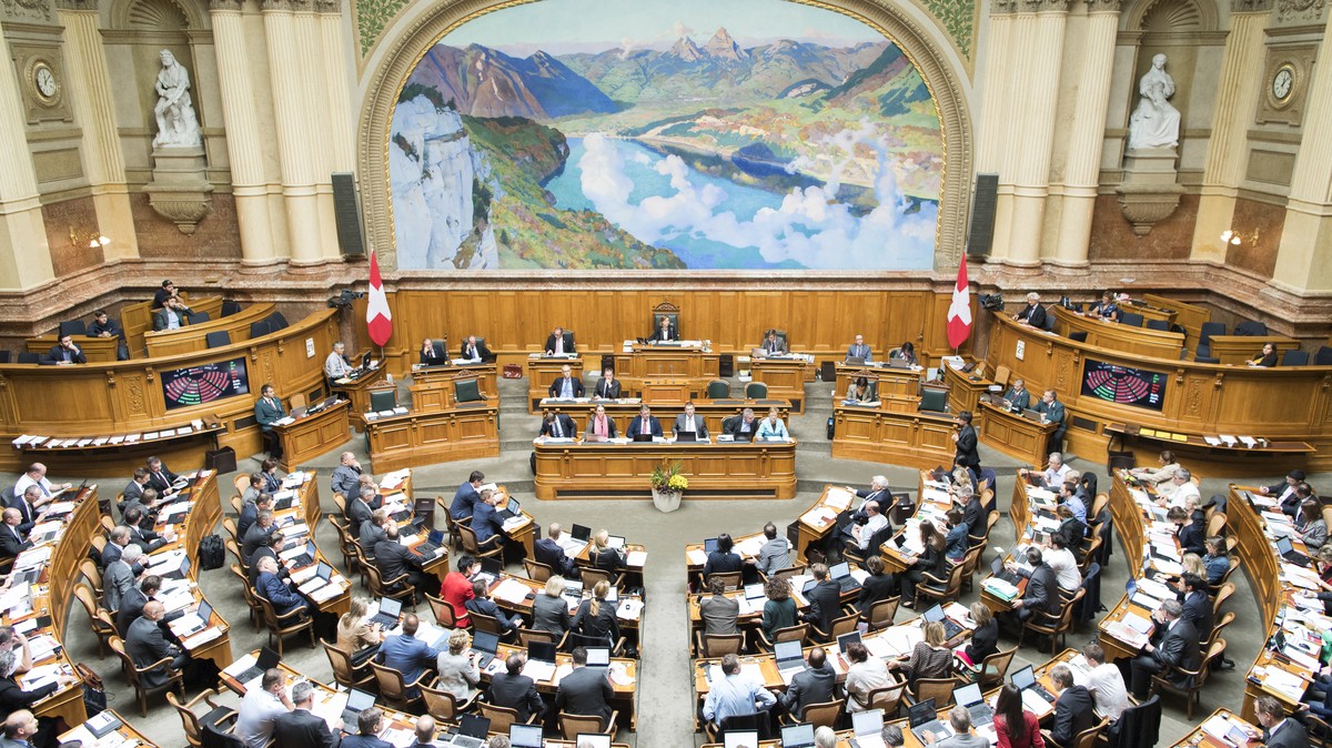 ARCHIV - ZUM SPARBESCHLUSS DES NATIONALRATS BEI DEN BUNDESFINANZEN 2017 STELLEN WIR IHNEN DIESES ARCHIVBILD ZUR VERFUEGUNG - Ein Uberblick aus dem Nationalrat an der Herbstsession der Eidgenoessischen ...