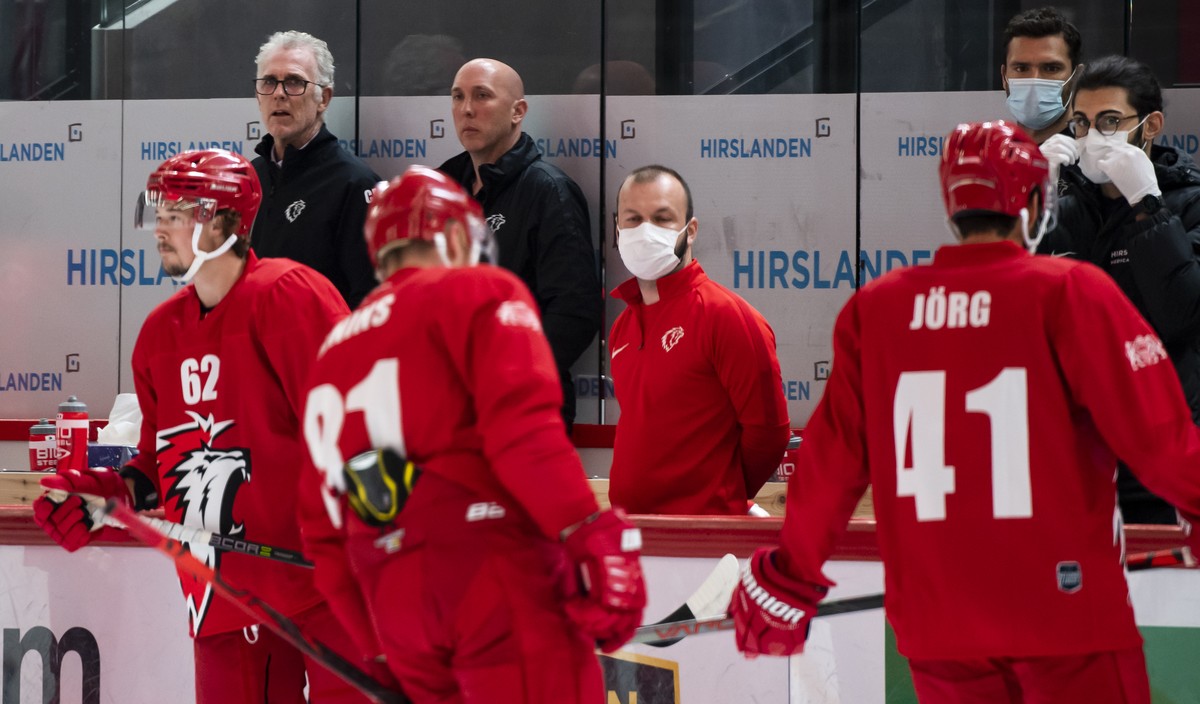 L'entraineur lausannois Craig MacTavish, et le directeur sportif lausannois John Fust, regardent l'echauffement des joueurs lausannois lors d'un match amical de preparation pour la nouv ...