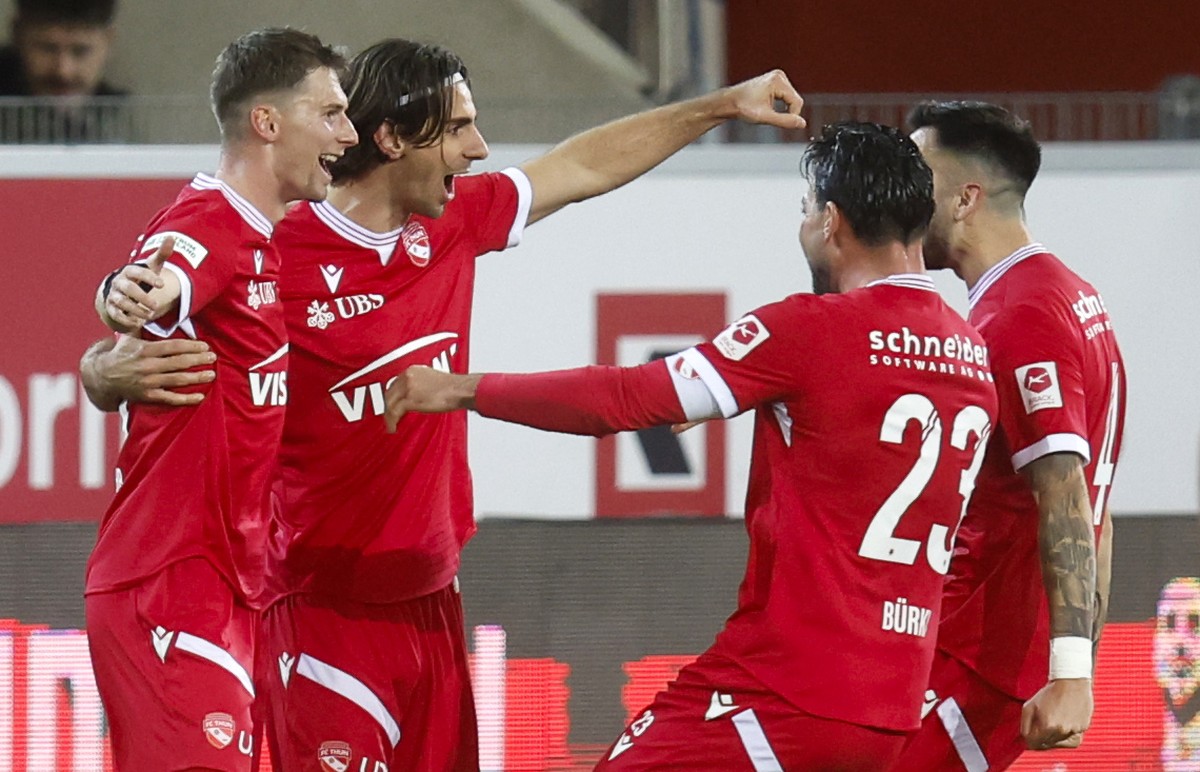 Thun's Spieler jubeln nach dem Tor zum 3-0 im Super League Spiel zwischen dem FC Thun und dem FC Luzern, am Samstag, 6. Dezember 2025 in der Stockhorn Arena in Thun. (KEYSTONE/Peter Klaunzer)