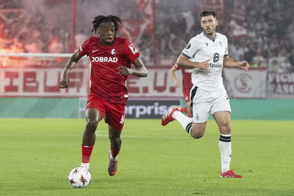 Freiburg&#039;s Johan Manzambi, left, fights for the ball with Basel&#039;s Koba Koindredi during the UEFA Europa League soccer match between SC Freiburg of Germany and FC Basel of Switzerland, at the ...