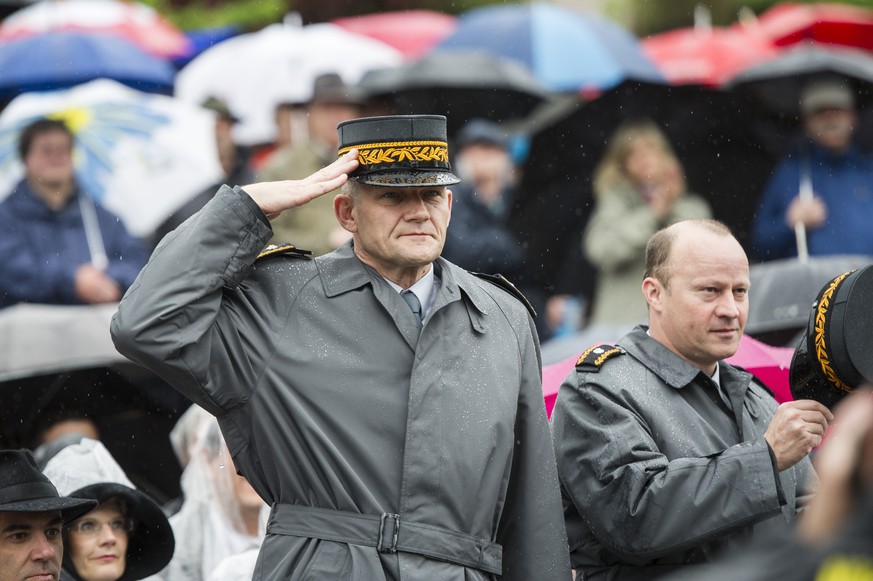 Die Ehrengaeste Brigadier Willy Bruelisauer, rechts, und Divisionaer Daniel Baumgartner, links, werden begruesst an der Landsgemeinde, am Sonntag, 3. Mai 2015 in Glarus.(KEYSTONE/Samuel Truempy)