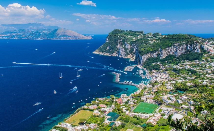 Capri Insel Massentourismus Overtourism
Luftsicht auf Capri, eine Insel im Tyrrhenischen Meer vor der Halbinsel Sorrent, auf der Südseite des Golfs von Neapel in der Region Kampanien in Italien