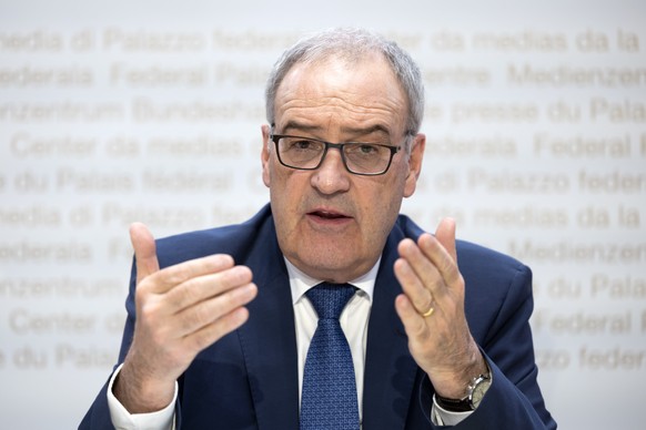 Bundesrat Guy Parmelin spricht waehrend einer Medienkonferenz des Bundesrates zur Uebernahme weiterer EU-Sanktionen gegen Russland und Belarus, am Mittwoch, 13. April 2022, in Bern. (KEYSTONE/Peter Kl ...