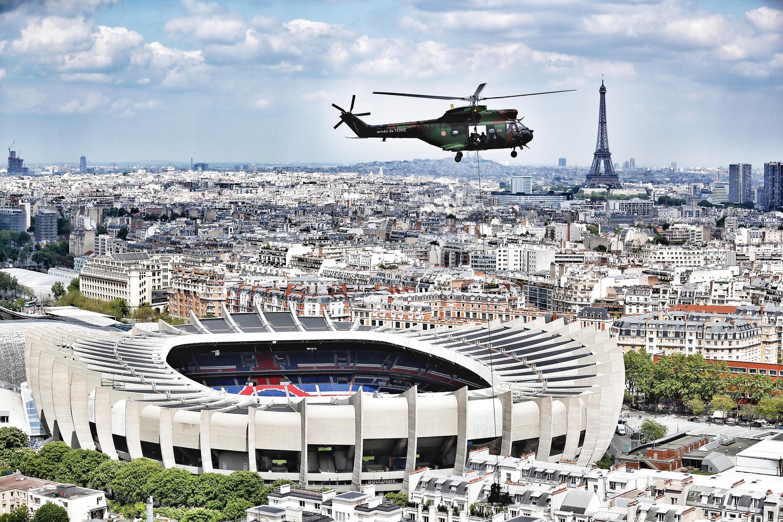 Anti-Terror-Hubschrauber über dem Stadion in Paris. In wenigen Tagen startet die EM 2016.