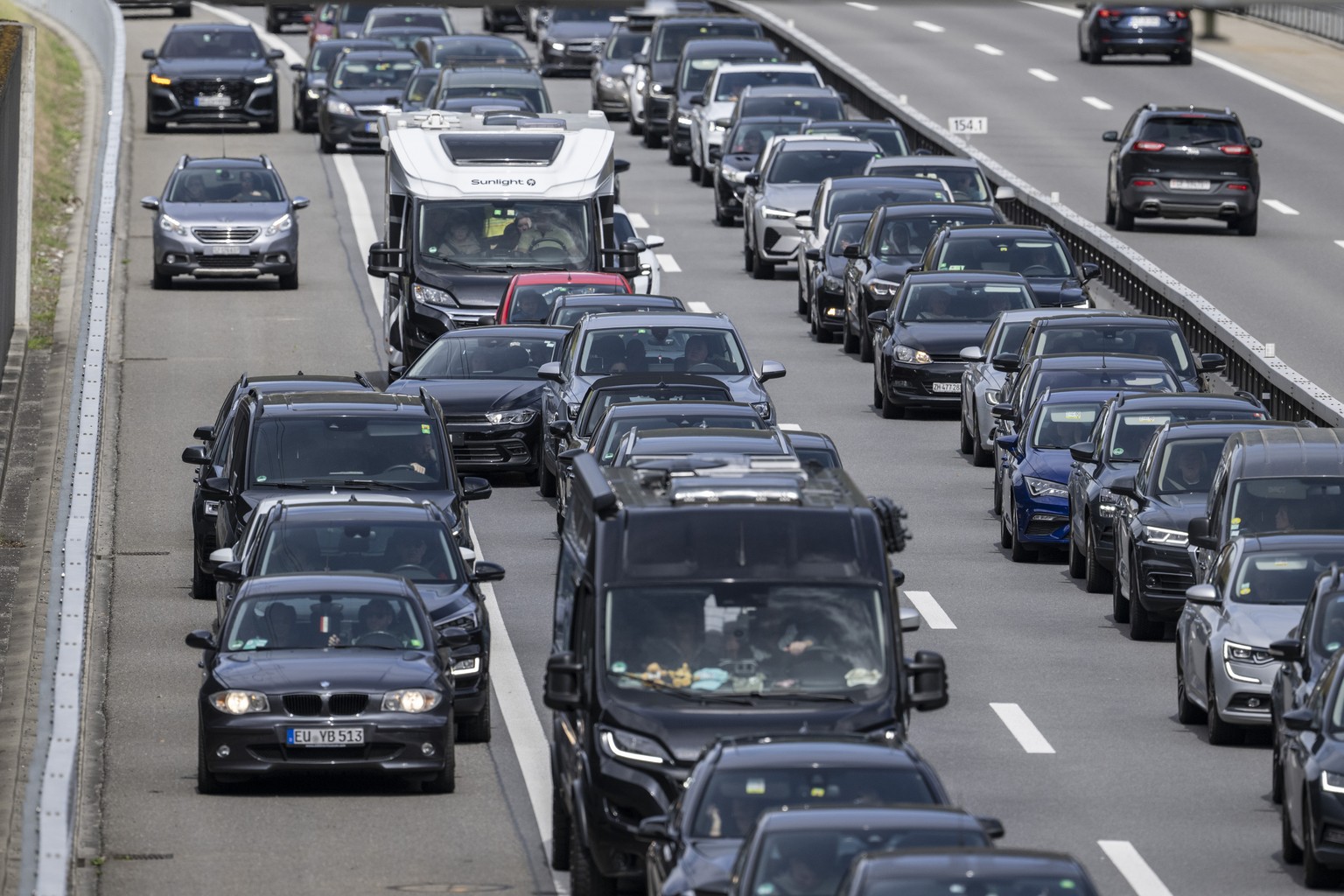 Der Oster Reiseverkehr auf der Autobahn A-2 vor dem Gotthardtunnel zwischen Goeschenen und Erstfeld in Richtung sueden staut sich bei Erstfeld auf mehrere Kilometer laenge, am Freitag, 29. Maerz 2024. ...